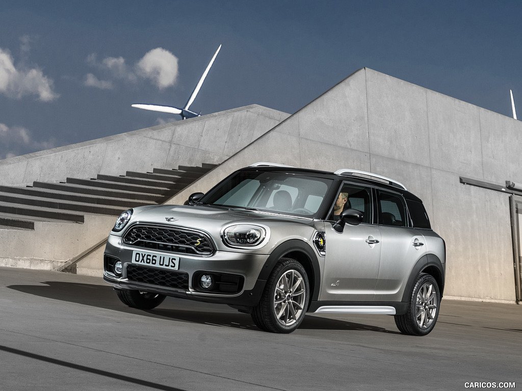 2017 MINI Cooper S E Countryman ALL4 Plug-in-Hybrid - Front Three-Quarter