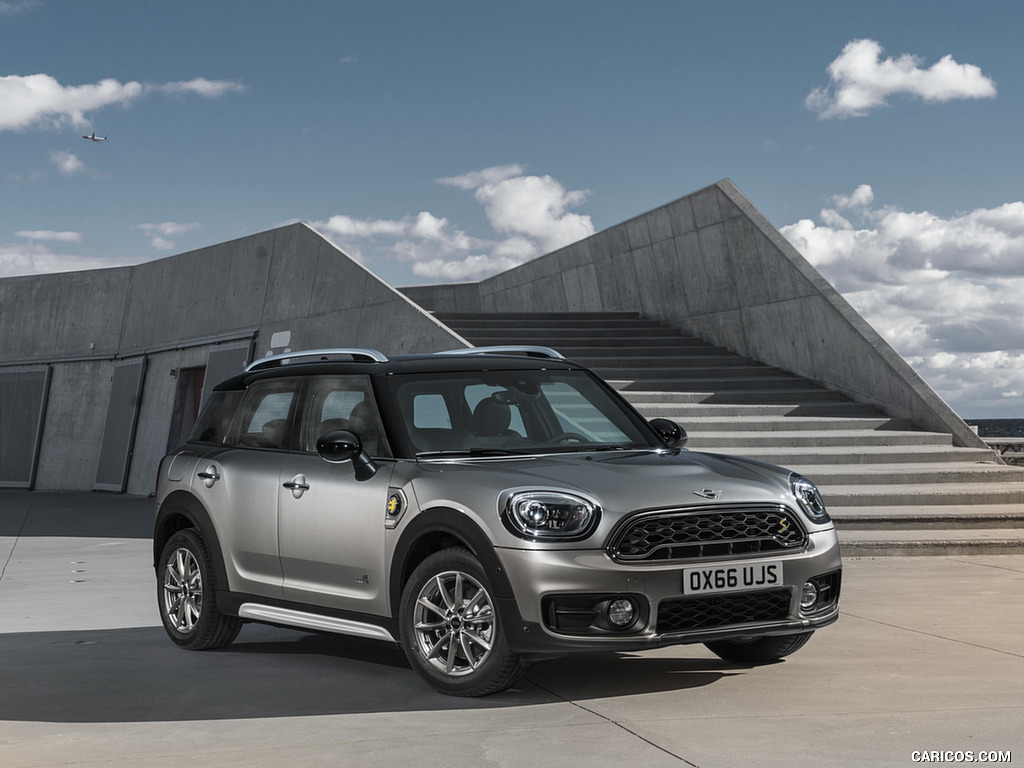 2017 MINI Cooper S E Countryman ALL4 Plug-in-Hybrid - Front Three-Quarter