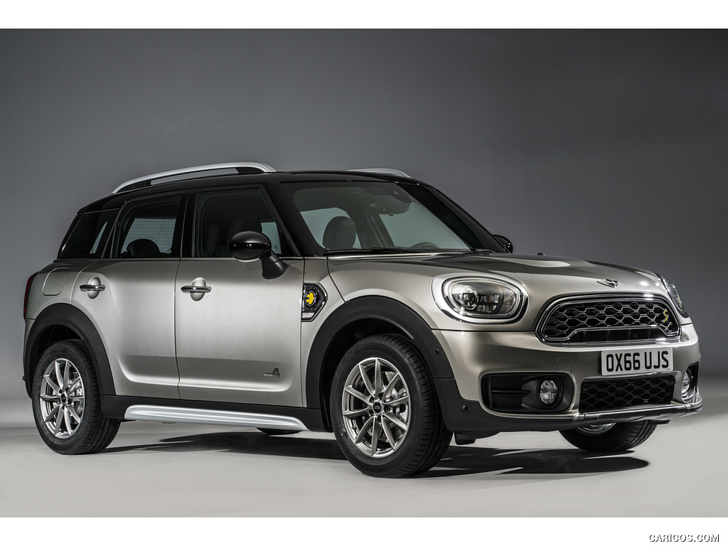 2017 MINI Cooper S E Countryman ALL4 Plug-in-Hybrid - Front Three-Quarter