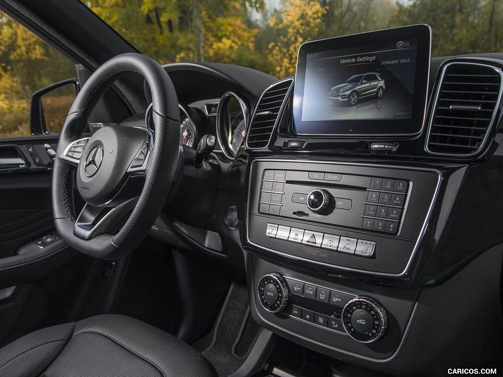 2017 Mercedes-AMG GLE43 (US-Spec) - Central Console