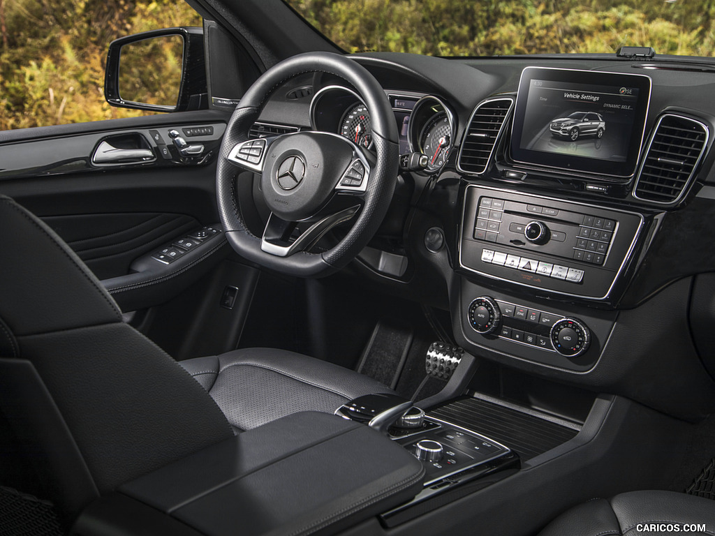 2017 Mercedes-AMG GLE43 (US-Spec) - Central Console