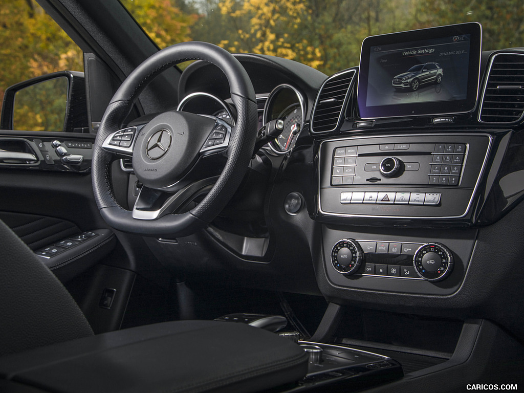 2017 Mercedes-AMG GLE43 (US-Spec) - Central Console