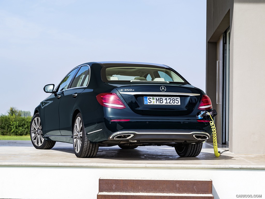 2017 Mercedes-Benz E-Class E 350 e EXCLUSIVE (Color: Callait Blue) - Charging