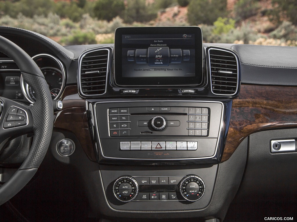 2017 Mercedes-Benz GLS 450 (US-Spec) - Central Console