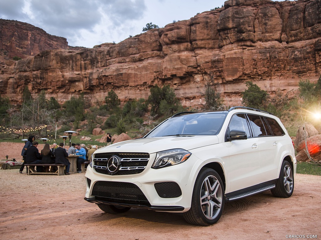 2017 Mercedes-Benz GLS 550 (US-Spec) - Front