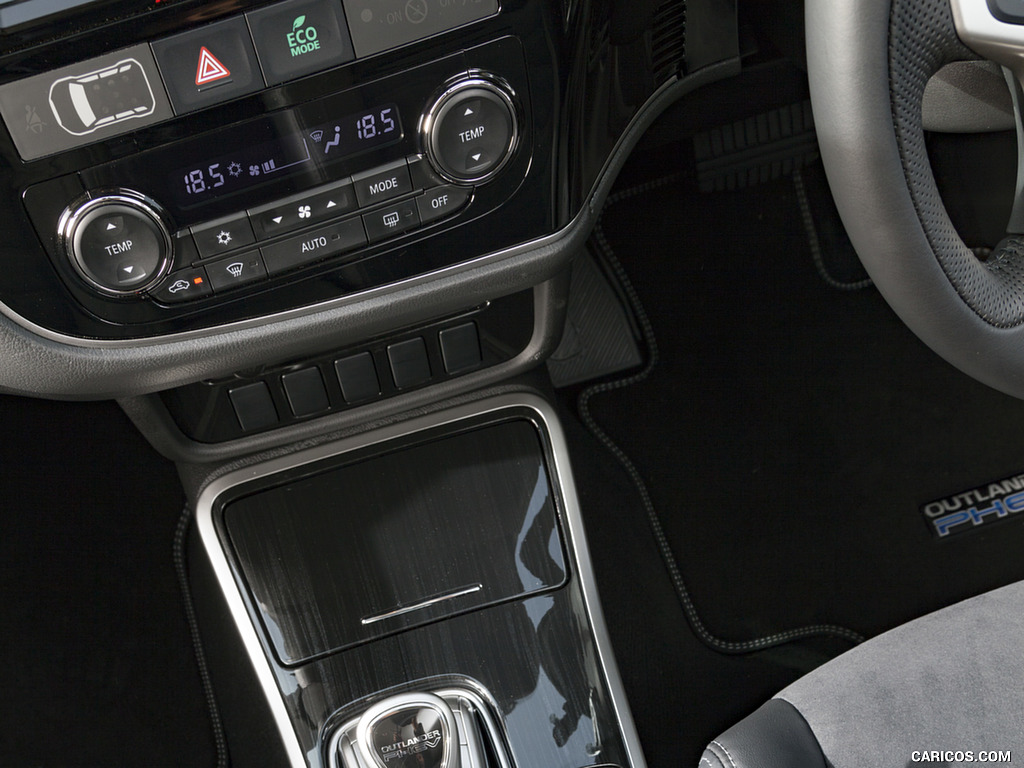 2017 Mitsubishi Outlander Plug-In Hybrid EV (UK-Spec) - Interior, Controls