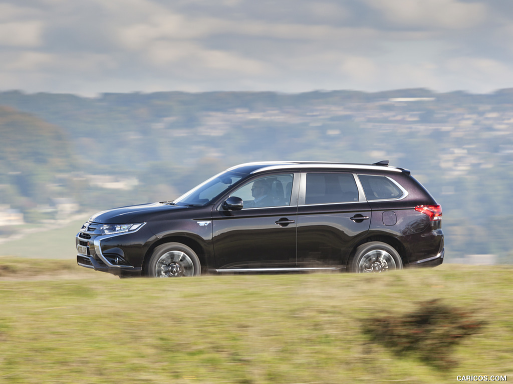 2017 Mitsubishi Outlander Plug-In Hybrid EV (UK-Spec) - Side