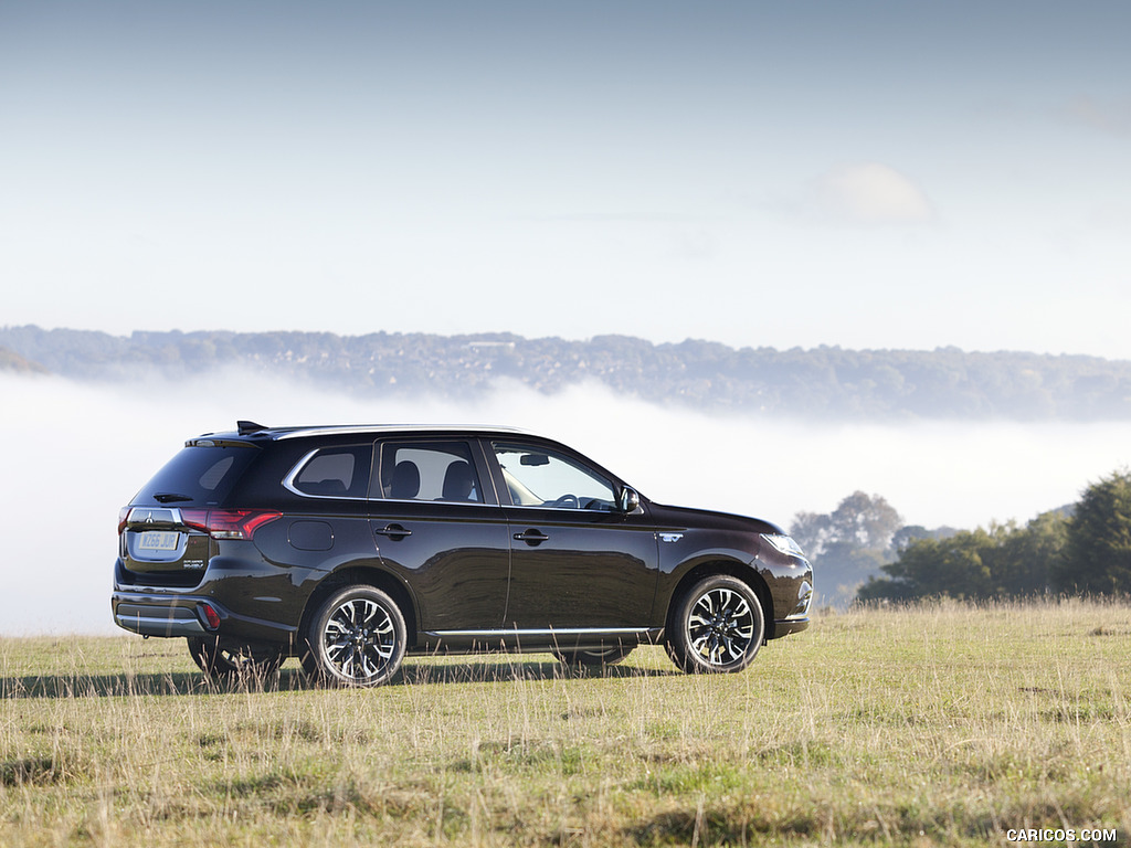 2017 Mitsubishi Outlander Plug-In Hybrid EV (UK-Spec) - Side