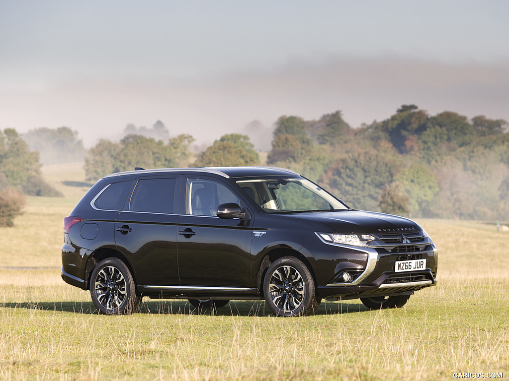 2017 Mitsubishi Outlander Plug-In Hybrid EV (UK-Spec) - Side