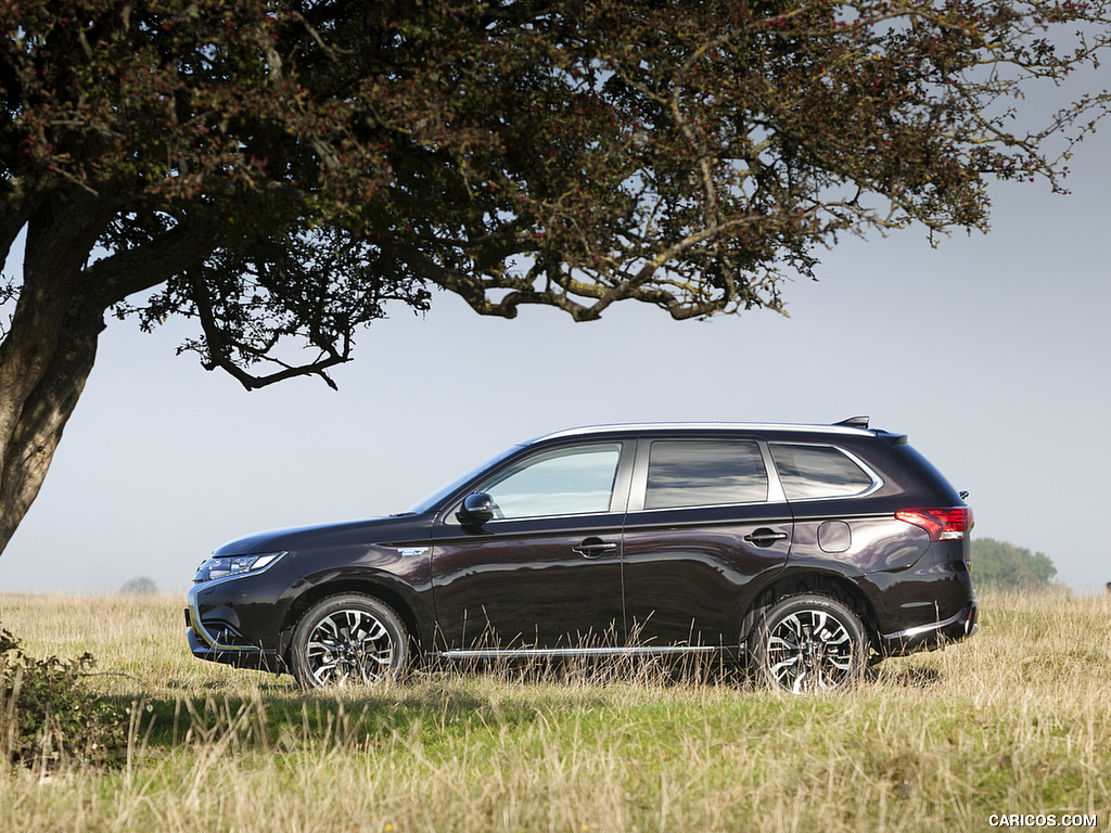 2017 Mitsubishi Outlander Plug-In Hybrid EV (UK-Spec) - Side