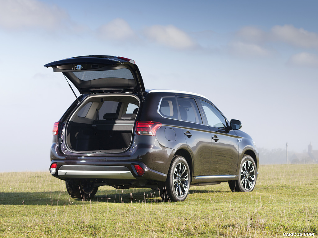 2017 Mitsubishi Outlander Plug-In Hybrid EV (UK-Spec) - Trunk