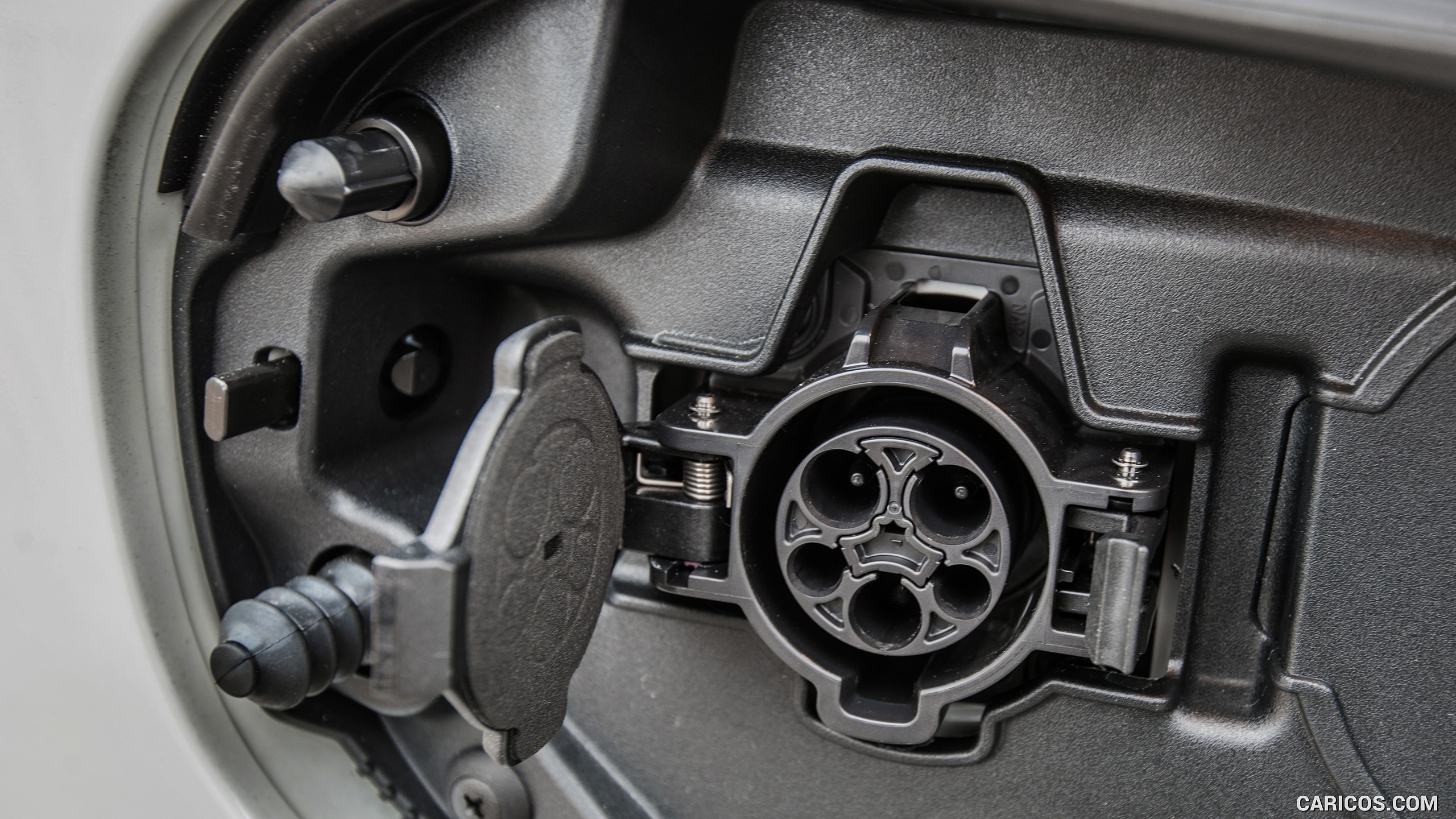 2017 Mitsubishi Outlander Plug-In Hybrid EV - Detail, #17 of 40