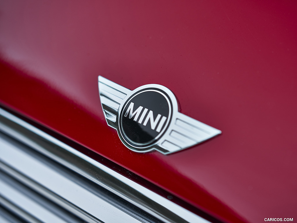 2018 MINI Cooper 5-Door with 7-Speed Steptronic Double-Clutch Transmission                 - Badge