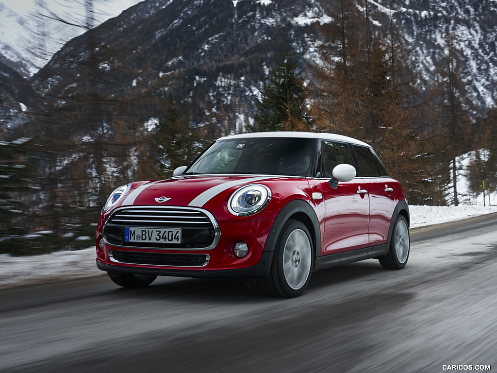 2018 MINI Cooper 5-Door with 7-Speed Steptronic Double-Clutch Transmission                 - Front Three-Quarter