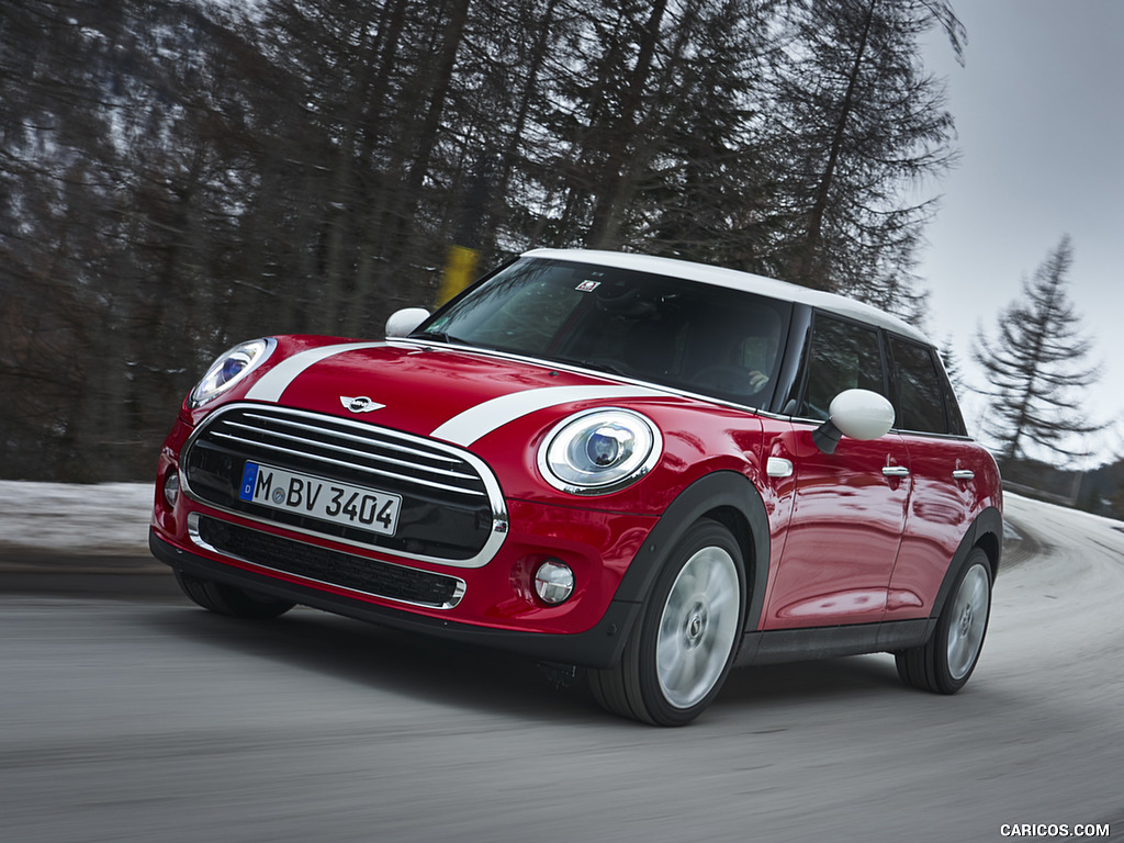 2018 MINI Cooper 5-Door with 7-Speed Steptronic Double-Clutch Transmission                 - Front Three-Quarter