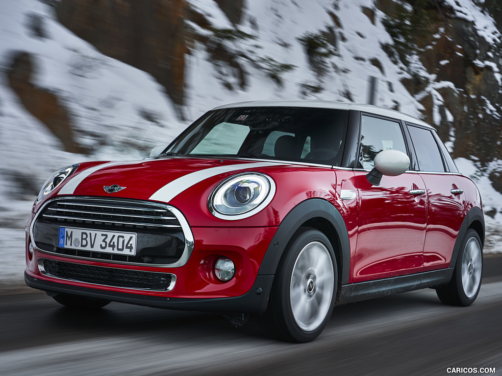 2018 MINI Cooper 5-Door with 7-Speed Steptronic Double-Clutch Transmission                 - Front Three-Quarter