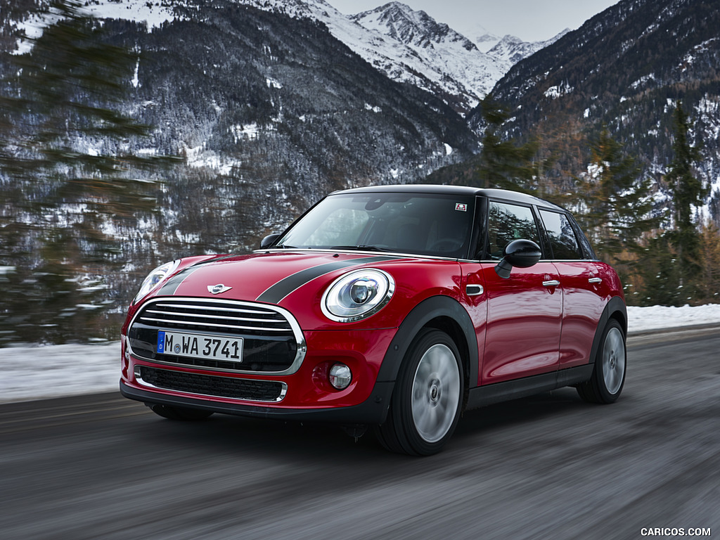 2018 MINI Cooper 5-Door with 7-Speed Steptronic Double-Clutch Transmission                 - Front Three-Quarter