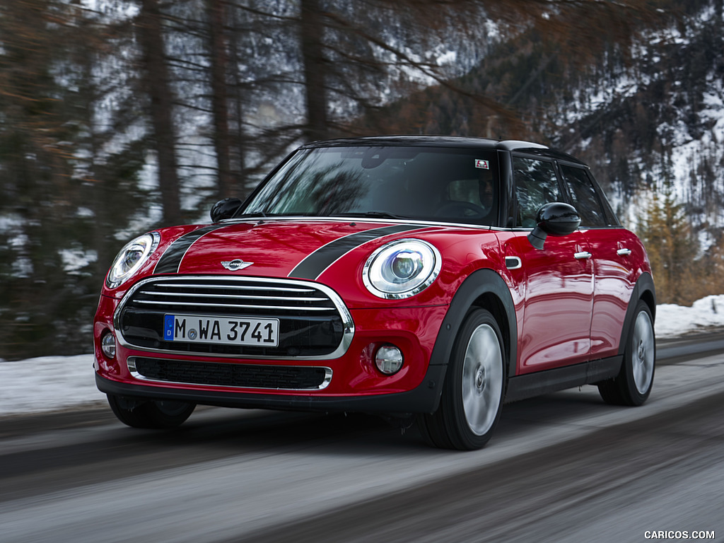 2018 MINI Cooper 5-Door with 7-Speed Steptronic Double-Clutch Transmission                 - Front Three-Quarter