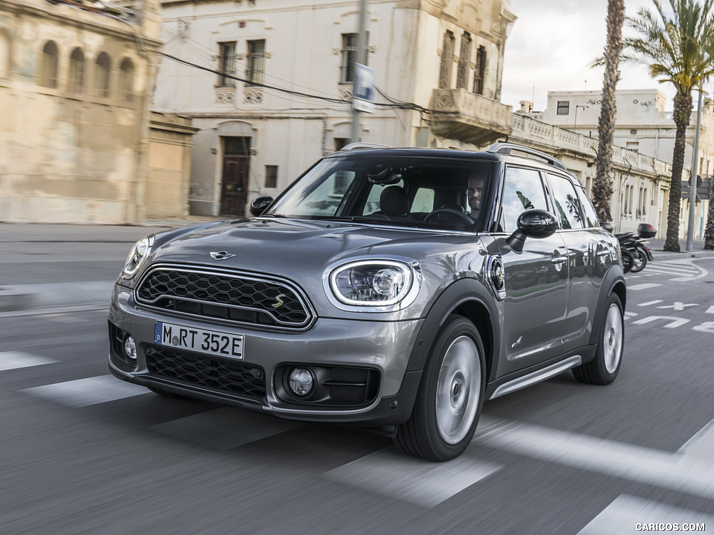 2018 MINI Cooper S E Countryman ALL4 Plug-In Hybrid - Front Three-Quarter