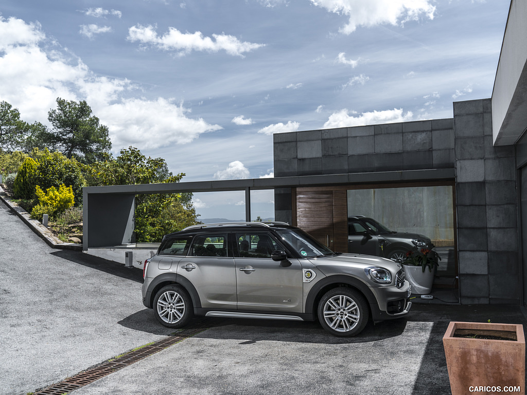 2018 MINI Cooper S E Countryman ALL4 Plug-In Hybrid - Side