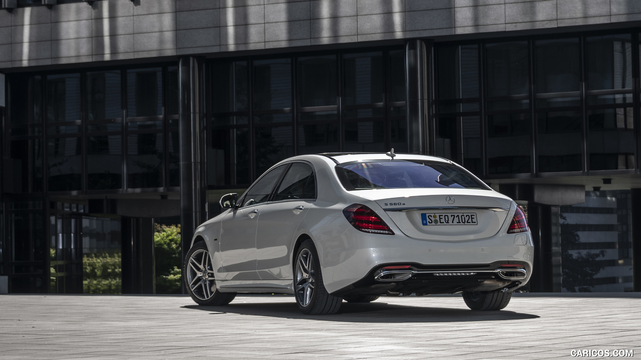 2018 Mercedes-Benz S 560 e Plug-in Hybrid (Color: Diamond White Metallic) - Rear, #43 of 54
