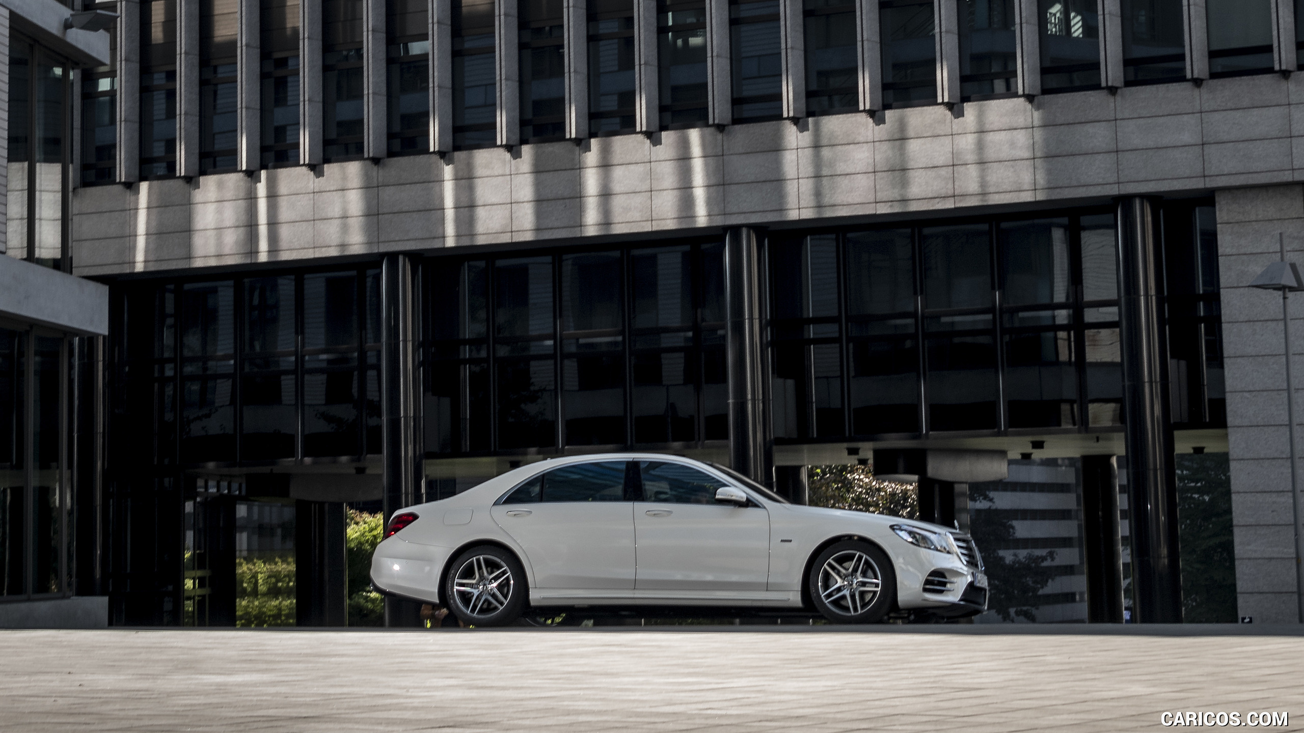 2018 Mercedes-Benz S 560 e Plug-in Hybrid (Color: Diamond White Metallic) - Side, #44 of 54