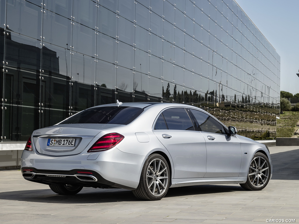 2018 Mercedes-Benz S 560 e Plug-in Hybrid (Color: Diamond Silver) - Rear Three-Quarter