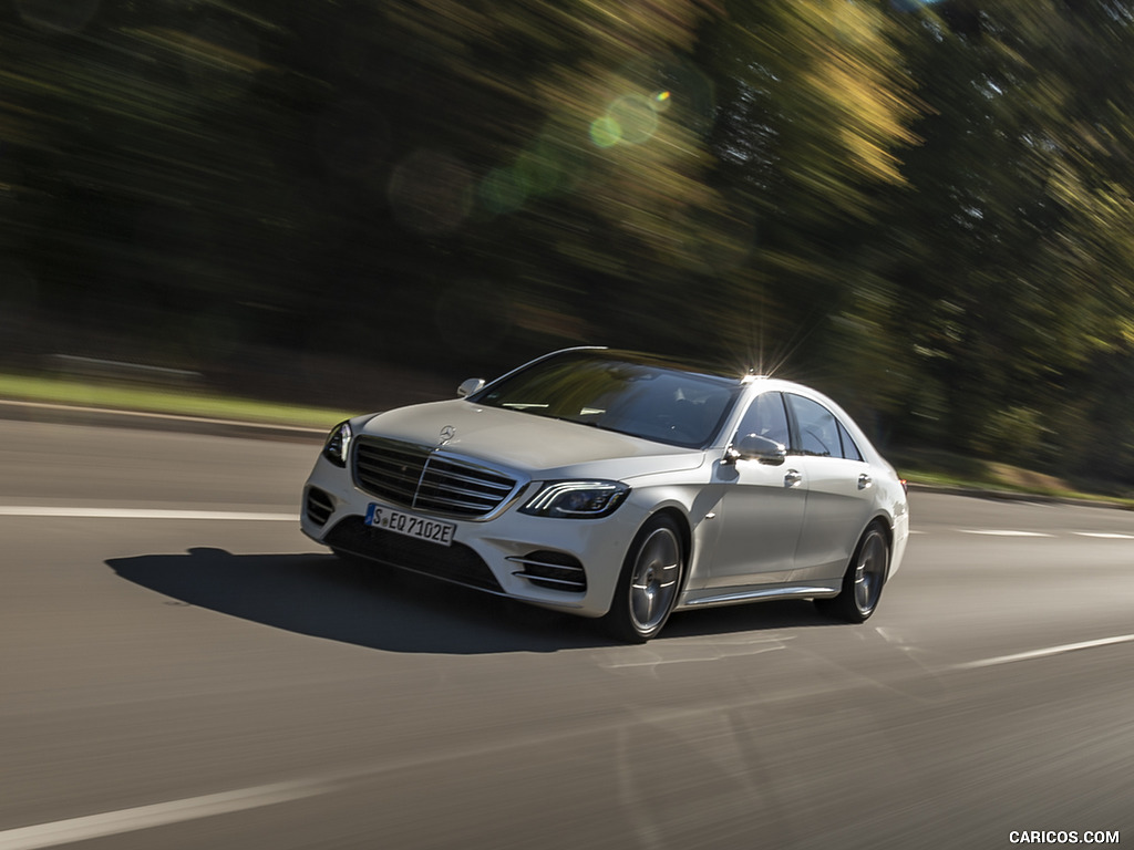 2018 Mercedes-Benz S 560 e Plug-in Hybrid (Color: Diamond White Metallic) - Front Three-Quarter