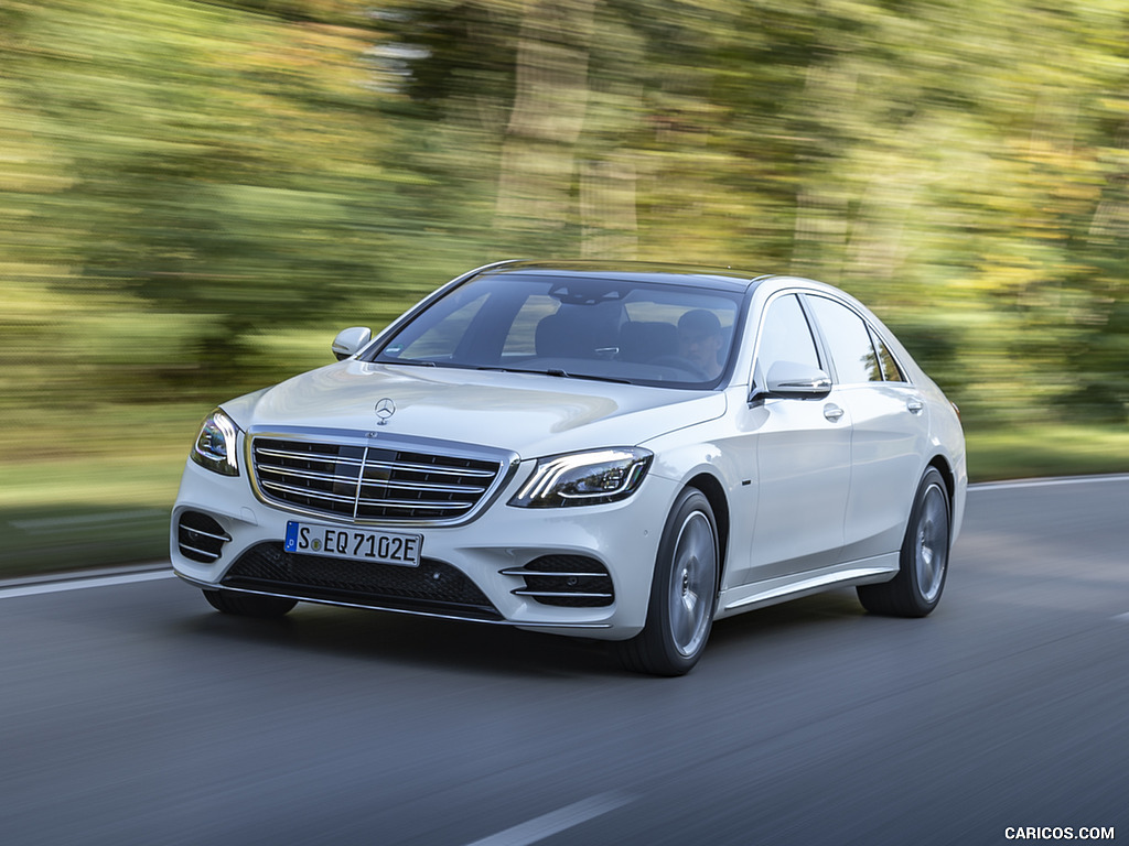 2018 Mercedes-Benz S 560 e Plug-in Hybrid (Color: Diamond White Metallic) - Front Three-Quarter