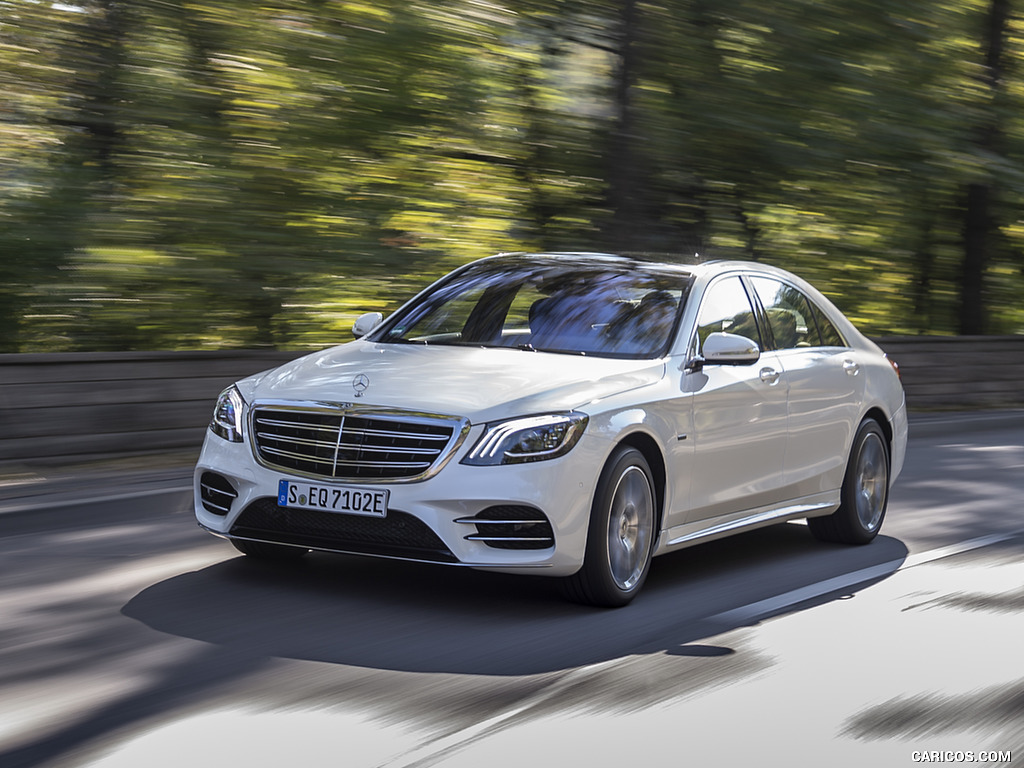 2018 Mercedes-Benz S 560 e Plug-in Hybrid (Color: Diamond White Metallic) - Front Three-Quarter