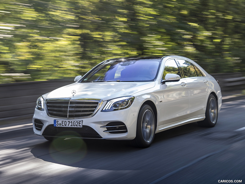 2018 Mercedes-Benz S 560 e Plug-in Hybrid (Color: Diamond White Metallic) - Front Three-Quarter