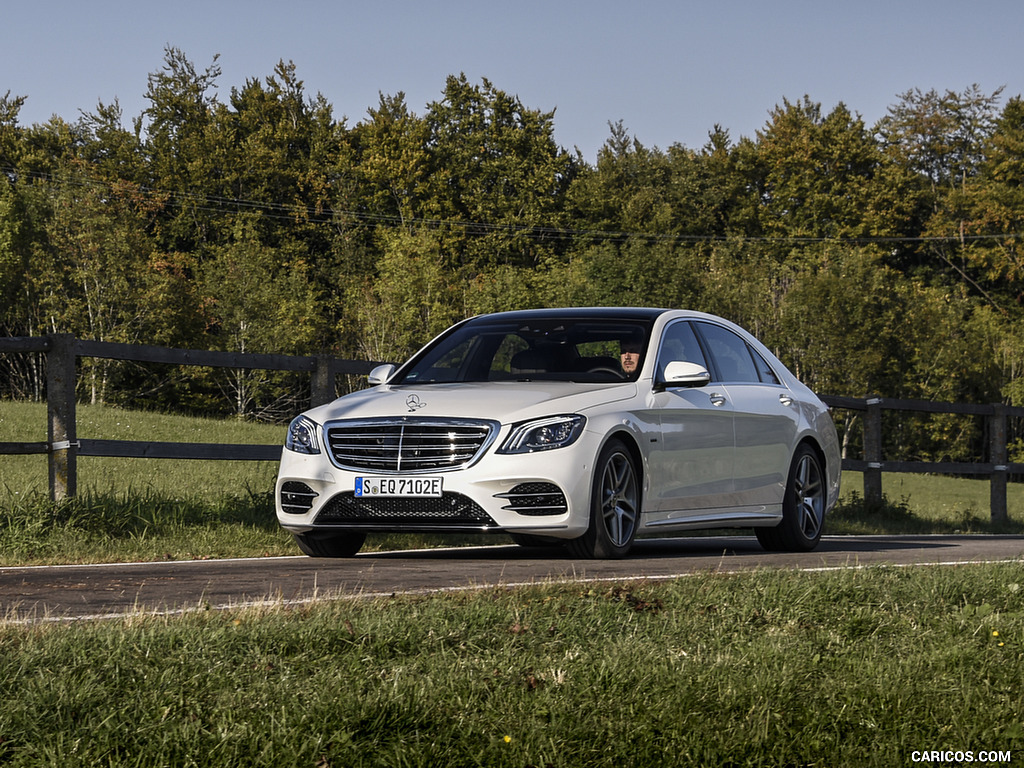 2018 Mercedes-Benz S 560 e Plug-in Hybrid (Color: Diamond White Metallic) - Front Three-Quarter