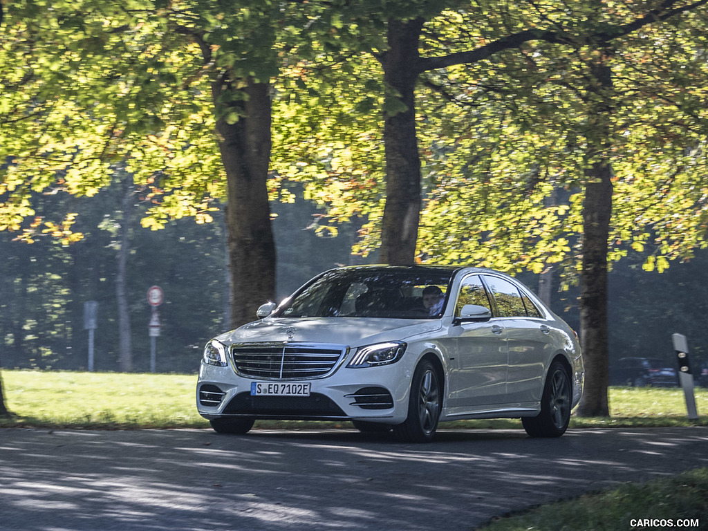 2018 Mercedes-Benz S 560 e Plug-in Hybrid (Color: Diamond White Metallic) - Front Three-Quarter