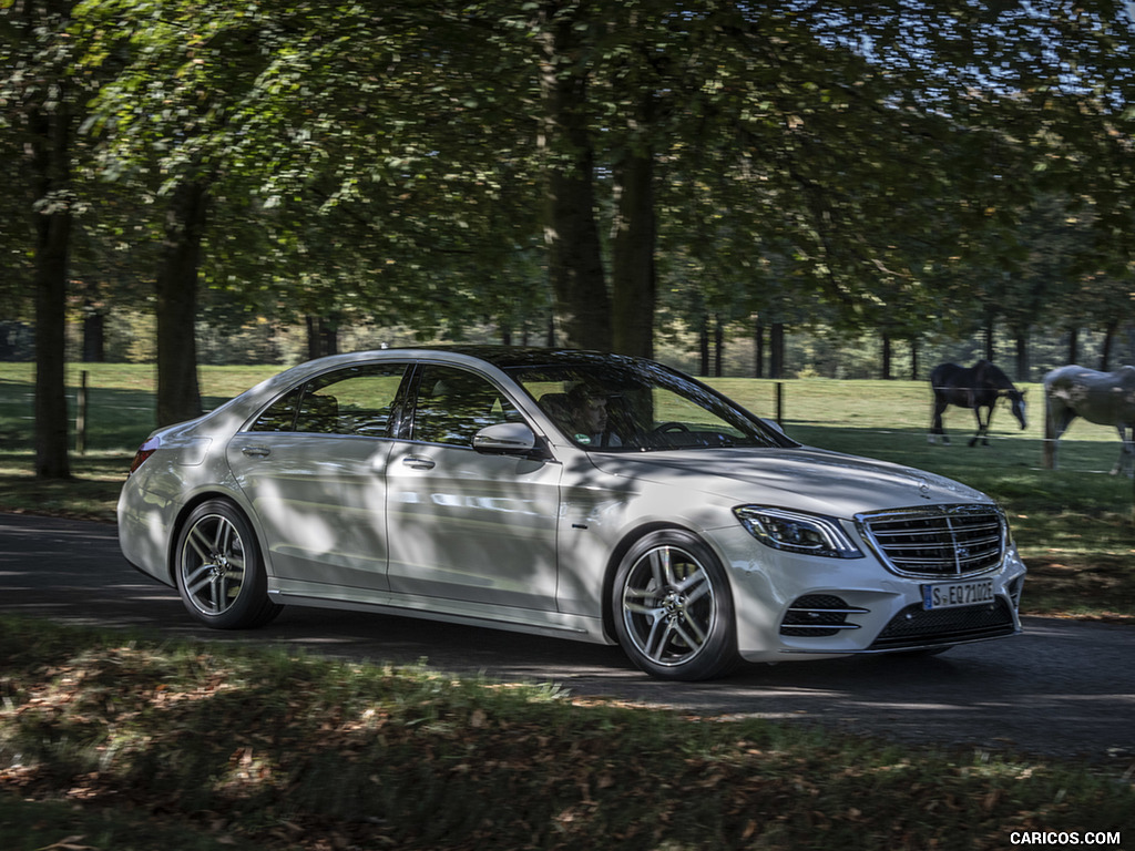 2018 Mercedes-Benz S 560 e Plug-in Hybrid (Color: Diamond White Metallic) - Front Three-Quarter