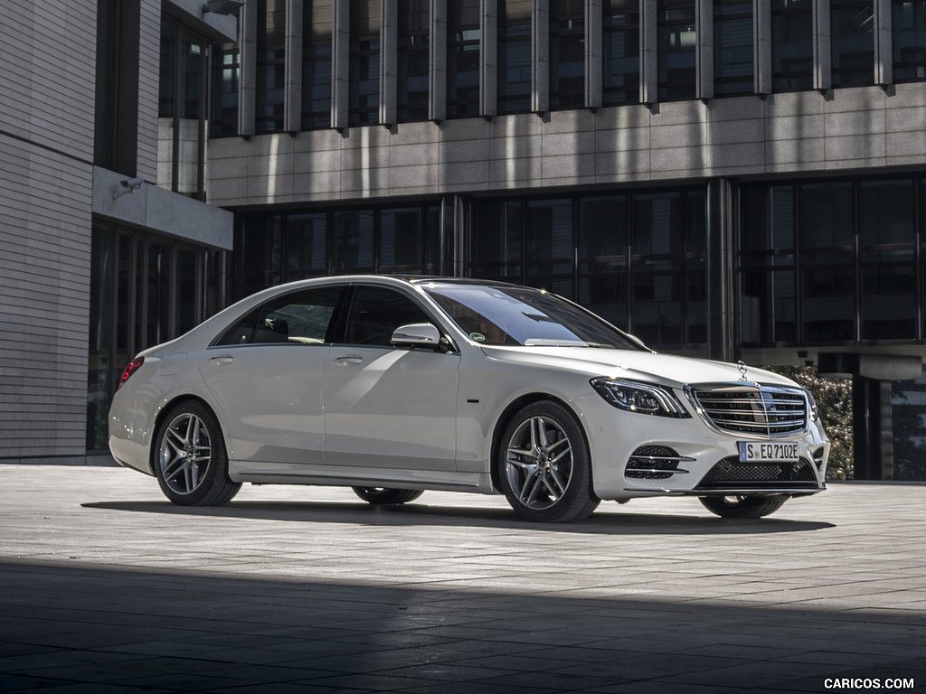 2018 Mercedes-Benz S 560 e Plug-in Hybrid (Color: Diamond White Metallic) - Front Three-Quarter