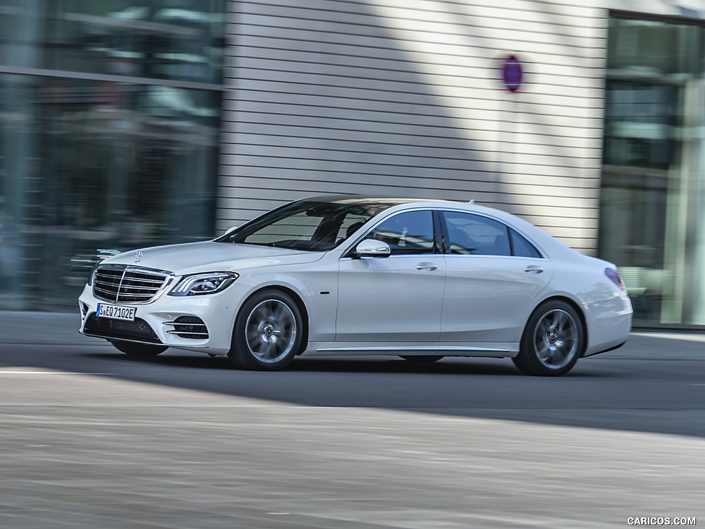 2018 Mercedes-Benz S 560 e Plug-in Hybrid (Color: Diamond White Metallic) - Front Three-Quarter