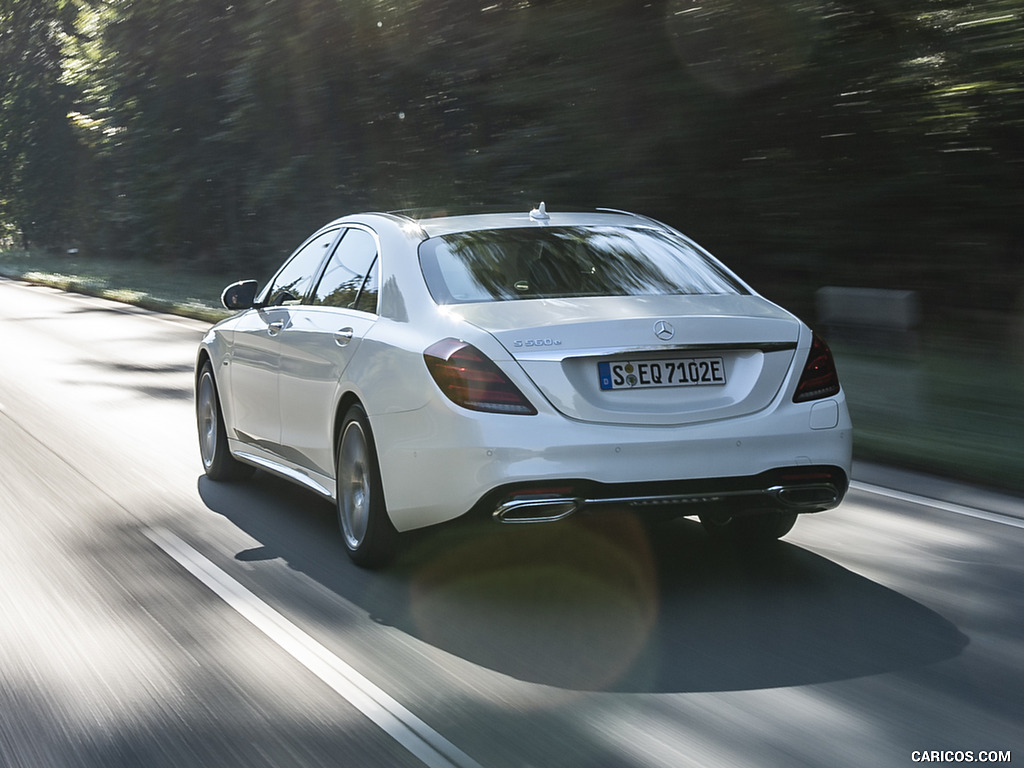 2018 Mercedes-Benz S 560 e Plug-in Hybrid (Color: Diamond White Metallic) - Rear Three-Quarter