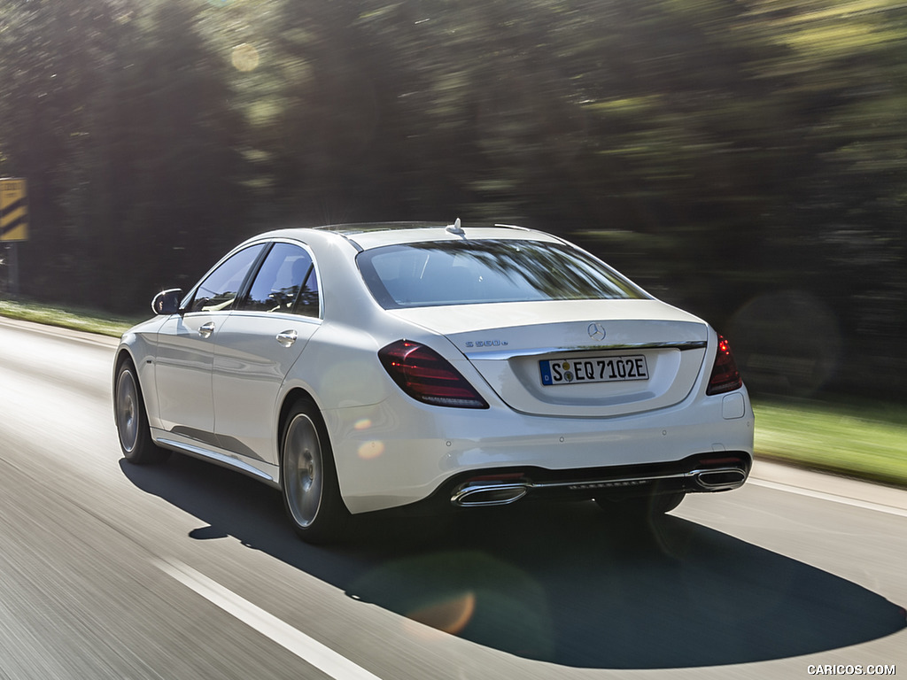 2018 Mercedes-Benz S 560 e Plug-in Hybrid (Color: Diamond White Metallic) - Rear Three-Quarter