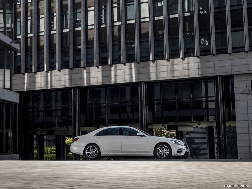 2018 Mercedes-Benz S 560 e Plug-in Hybrid (Color: Diamond White Metallic) - Side