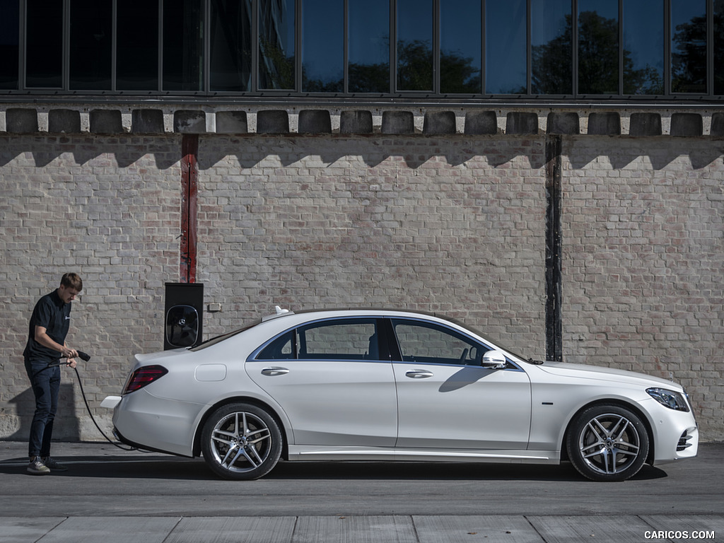 2018 Mercedes-Benz S 560 e Plug-in Hybrid (Color: Diamond White Metallic) - Side