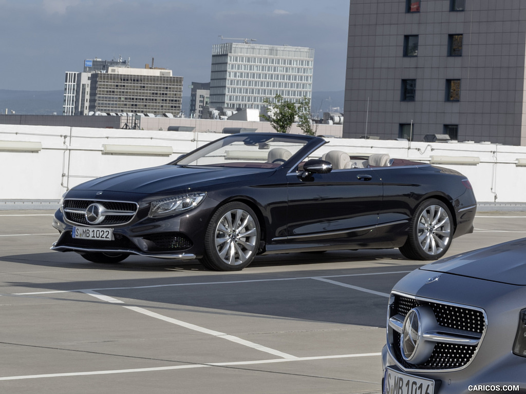 2018 Mercedes-Benz S-Class Cabriolet (Color: Designo mocha Black) - Front Three-Quarter