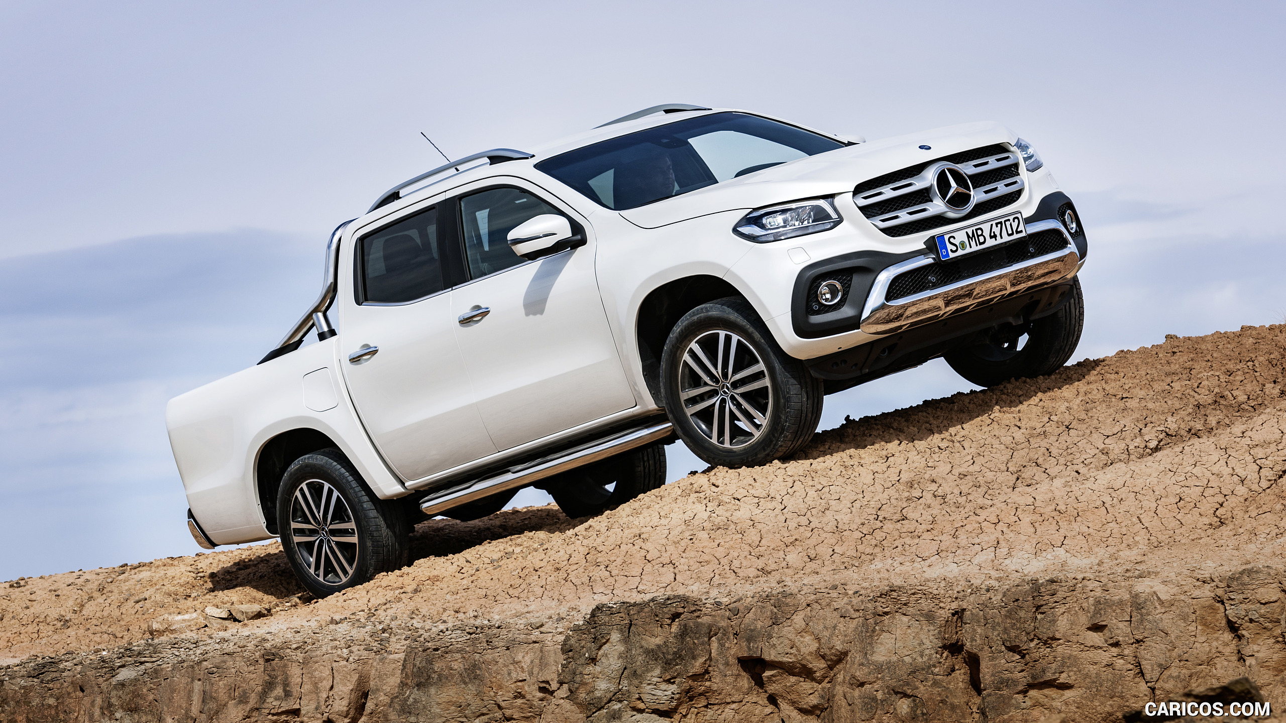 2018 Mercedes-Benz X-Class Pickup Line POWER (Color: Bering White Metallic) - Front Three-Quarter, #15 of 99