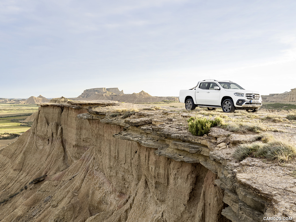 2018 Mercedes-Benz X-Class Pickup Line POWER (Color: Bering White Metallic) - Front Three-Quarter