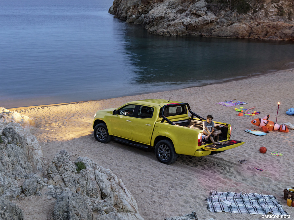 2018 Mercedes-Benz X-Class Pickup Line PROGRESSIVE (Color: Limonite Yellow Metallic) - Rear Three-Quarter