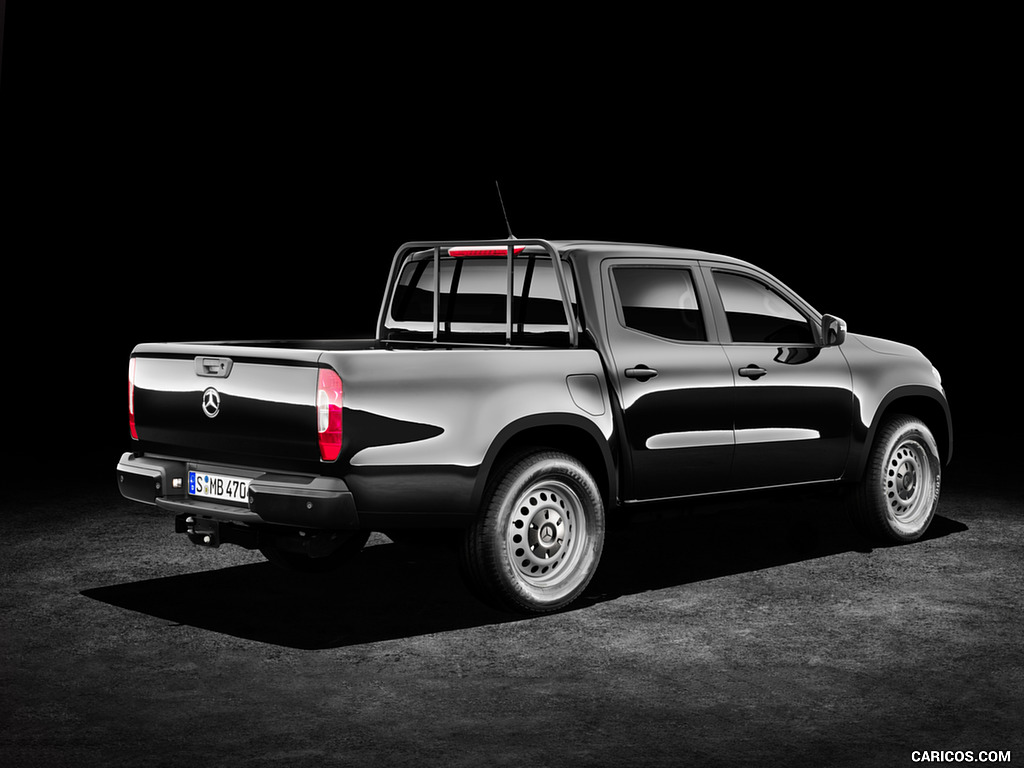 2018 Mercedes-Benz X-Class Pickup Line PURE (Color: Kabara Black Metallic) - Rear Three-Quarter