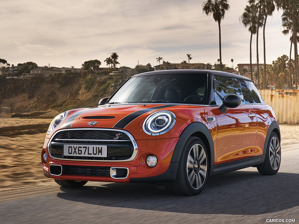 2019 MINI Hardtop 2 Door - Front Three-Quarter