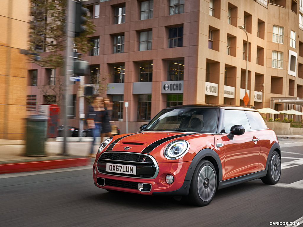 2019 MINI Hardtop 2 Door - Front Three-Quarter