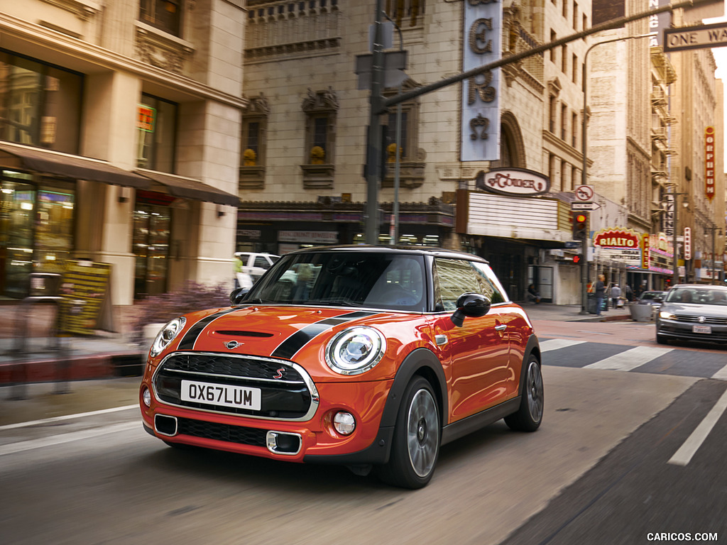 2019 MINI Hardtop 2 Door - Front Three-Quarter