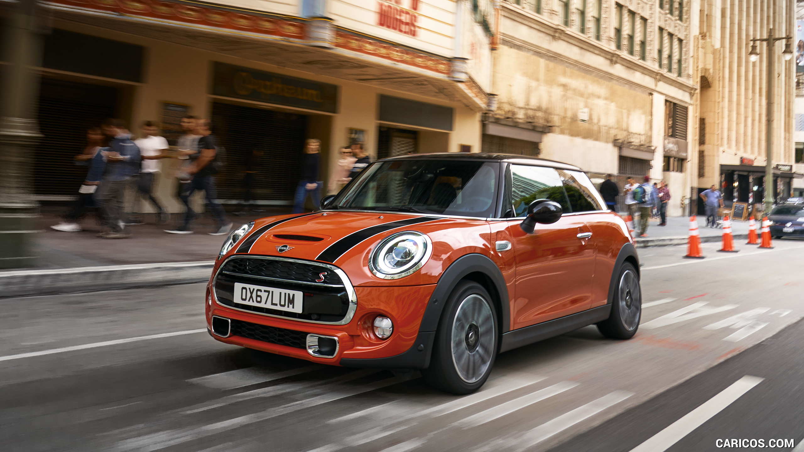 2019 MINI Hardtop 2 Door - Front Three-Quarter, #90 of 160