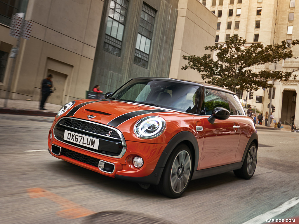 2019 MINI Hardtop 2 Door - Front Three-Quarter